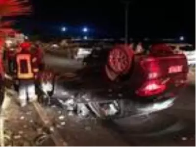 Kamyonla çarpışan otomobil takla attı: 3 yaralı Kamyonla çarpışan otomobil takla attı: 3 yaralı
