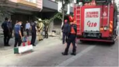 Karşısında haciz memurlarını gören şahıs, üstüne tiner döküp kendini dükkana kilitledi Karşısında haciz memurlarını gören şahıs, üstüne tiner döküp kendini dükkana kilitledi