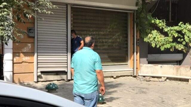 Karşısında haciz memurlarını gören şahıs, üstüne tiner döküp kendini dükkana kilitledi Karşısında haciz memurlarını gören şahıs, üstüne tiner döküp kendini dükkana kilitledi