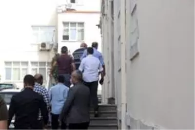 Katil zanlısı eski başkan adliyeye çıkarıldı Katil zanlısı eski başkan adliyeye çıkarıldı
