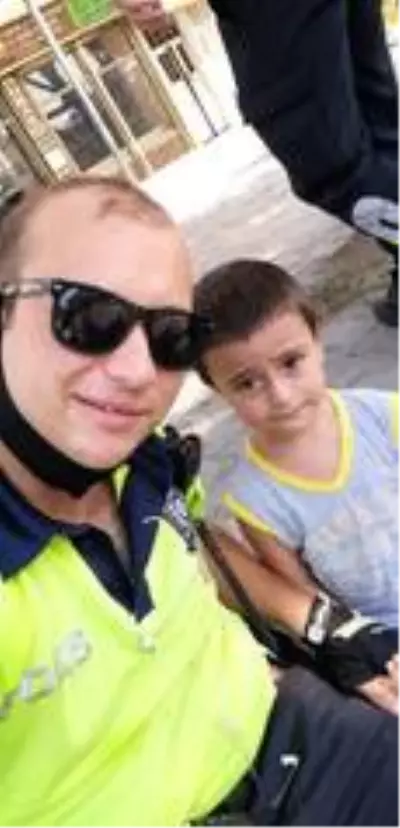 Son dakika haberi | Kaybolan çocuğu trafik polisi ailesine kavuşturdu Son dakika haberi | Kaybolan çocuğu trafik polisi ailesine kavuşturdu