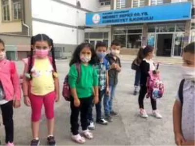 Kayseri'de minikler yüz yüze eğitime maskeleri ile geldi Kayseri'de minikler yüz yüze eğitime maskeleri ile geldi