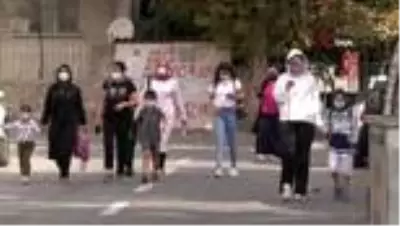 Kayseri'de minikler yüz yüze eğitime maskeleri ile geldi Kayseri'de minikler yüz yüze eğitime maskeleri ile geldi