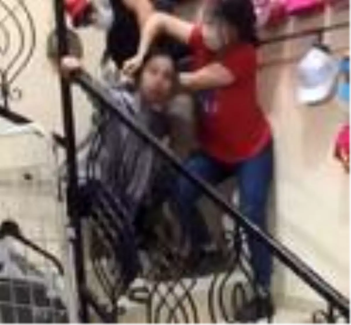 Gözü dönmüş adamın eşinin boğazını kesip eşarpla boğmaya çalıştığı anların yeni görüntüleri ortaya çıktı