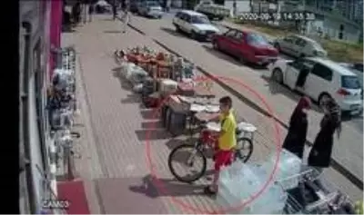 Kendi bisikletini bırakıp küçük çocuğun bisikleti çaldı Kendi bisikletini bırakıp küçük çocuğun bisikleti çaldı