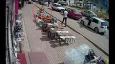Kendi bisikletini bırakıp küçük çocuğun bisikleti çaldı Kendi bisikletini bırakıp küçük çocuğun bisikleti çaldı
