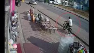 Kendi bisikletini bırakıp küçük çocuğun bisikleti çaldı Kendi bisikletini bırakıp küçük çocuğun bisikleti çaldı