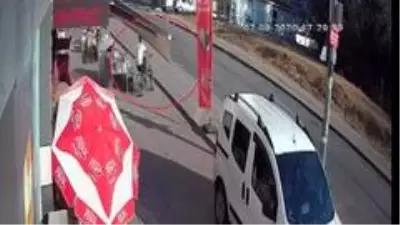 Kendi bisikletini bırakıp küçük çocuğun bisikleti çaldı Kendi bisikletini bırakıp küçük çocuğun bisikleti çaldı