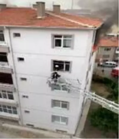 Kırşehir'de evde çıkan yangında Alperen öldü, annesi ve ablası yaralandı Kırşehir'de evde çıkan yangında Alperen öldü, annesi ve ablası yaralandı