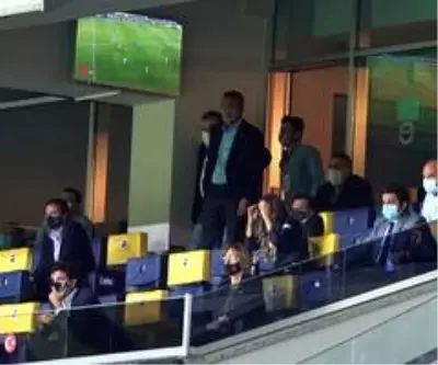 Ali Koç ve Emre Belözoğlu son dakikayı tribünde ayakta izledi Ali Koç ve Emre Belözoğlu son dakikayı tribünde ayakta izledi