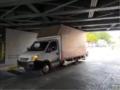Köprüye sıkışan araç, lastiğinin indirilmesi ile kurtarıldı Köprüye sıkışan araç, lastiğinin indirilmesi ile kurtarıldı