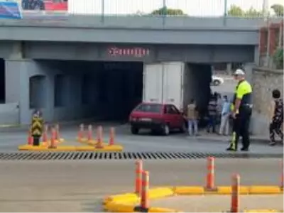 Köprüye sıkışan araç, lastiğinin indirilmesi ile kurtarıldı Köprüye sıkışan araç, lastiğinin indirilmesi ile kurtarıldı