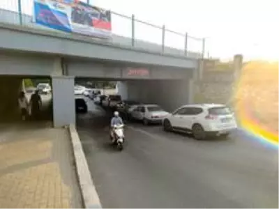 Köprüye sıkışan araç, lastiğinin indirilmesi ile kurtarıldı Köprüye sıkışan araç, lastiğinin indirilmesi ile kurtarıldı