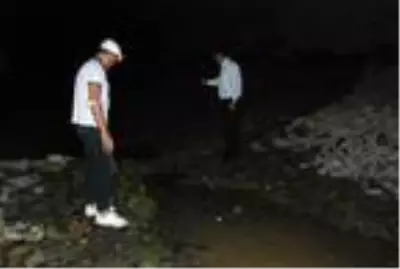 Kuruyan ırmak yatağındaki balıklar gölet açılarak kurtarıldı Kuruyan ırmak yatağındaki balıklar gölet açılarak kurtarıldı