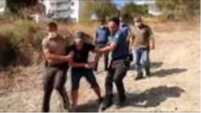 Kuşadası'nda hırsızlık şüphelisi kovalamaca sonucu yakalandı Kuşadası'nda hırsızlık şüphelisi kovalamaca sonucu yakalandı