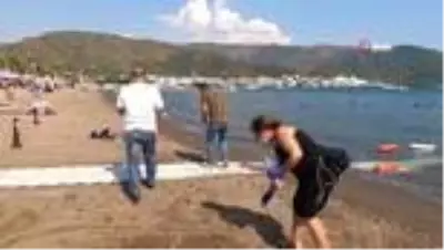 Marmaris'te 'çöp adam'lardan çevre mesajı Marmaris'te 'çöp adam'lardan çevre mesajı