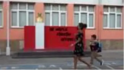 Ders zili çaldı! Okula girmek istemeyen minik Emir annesine zor anlar yaşattı Ders zili çaldı! Okula girmek istemeyen minik Emir annesine zor anlar yaşattı