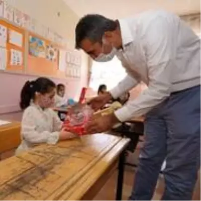 Minik öğrencilere hijyen seti ve oyuncak Minik öğrencilere hijyen seti ve oyuncak