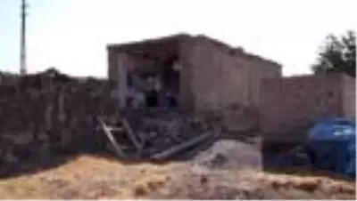 Niğde Valisi Şimşek depremden etkilenen Obruk köyünde incelemelerde bulundu Niğde Valisi Şimşek depremden etkilenen Obruk köyünde incelemelerde bulundu