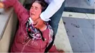 Tüfekle ev basıp küçük kızın ölümüne sebep olmuştu! Anne, oğluna verilen cezayı duyunca adliyede intihara kalkıştı Tüfekle ev basıp küçük kızın ölümüne sebep olmuştu! Anne, oğluna verilen cezayı duyunca adliyede intihara kalkıştı