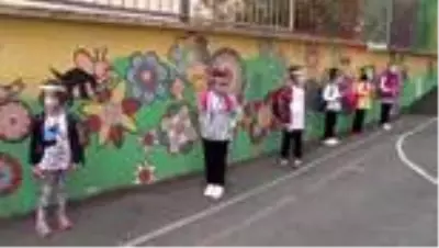 Okulun ilk gününde minik öğrenciler renkli görüntüler oluşturdu Okulun ilk gününde minik öğrenciler renkli görüntüler oluşturdu