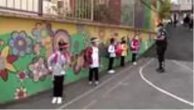 Okulun ilk gününde minik öğrenciler renkli görüntüler oluşturdu Okulun ilk gününde minik öğrenciler renkli görüntüler oluşturdu