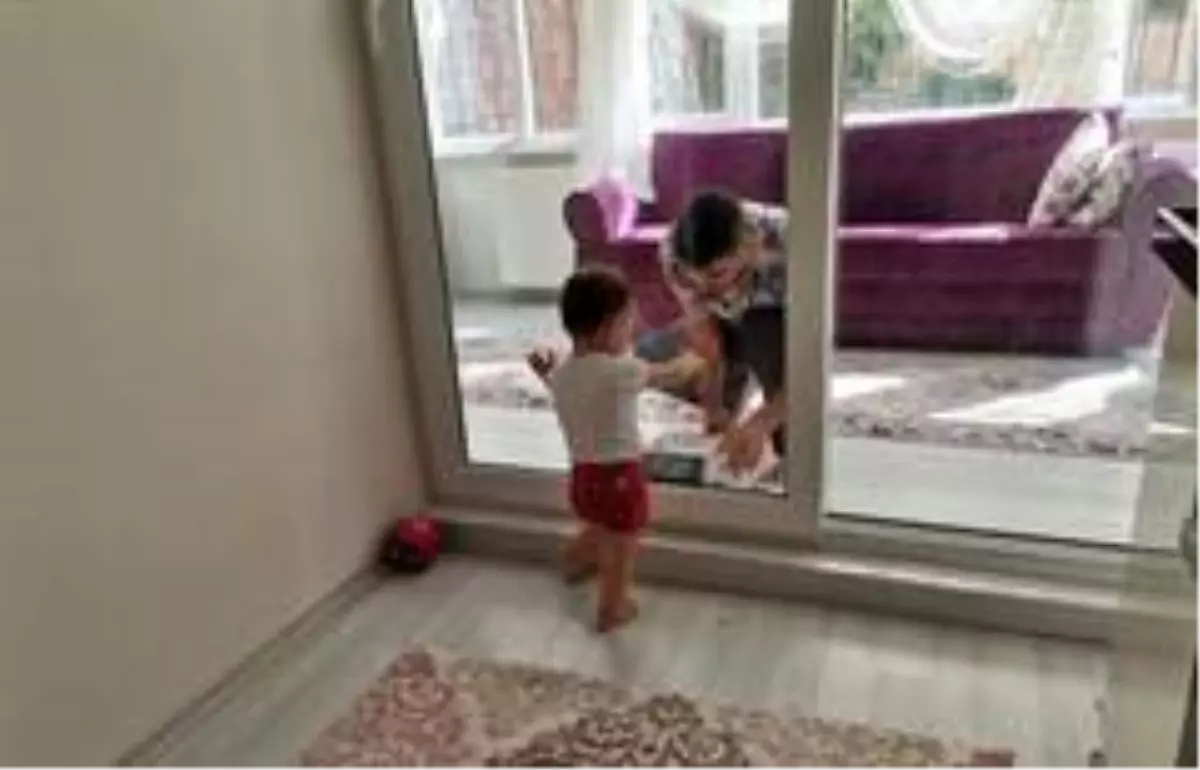Ordu'da korona virüslü baba, 2 yaşındaki kızını camın arkasından seviyor