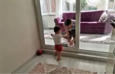Ordu'da korona virüslü baba, 2 yaşındaki kızını camın arkasından seviyor Ordu'da korona virüslü baba, 2 yaşındaki kızını camın arkasından seviyor