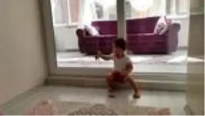 Ordu'da korona virüslü baba, 2 yaşındaki kızını camın arkasından seviyor Ordu'da korona virüslü baba, 2 yaşındaki kızını camın arkasından seviyor