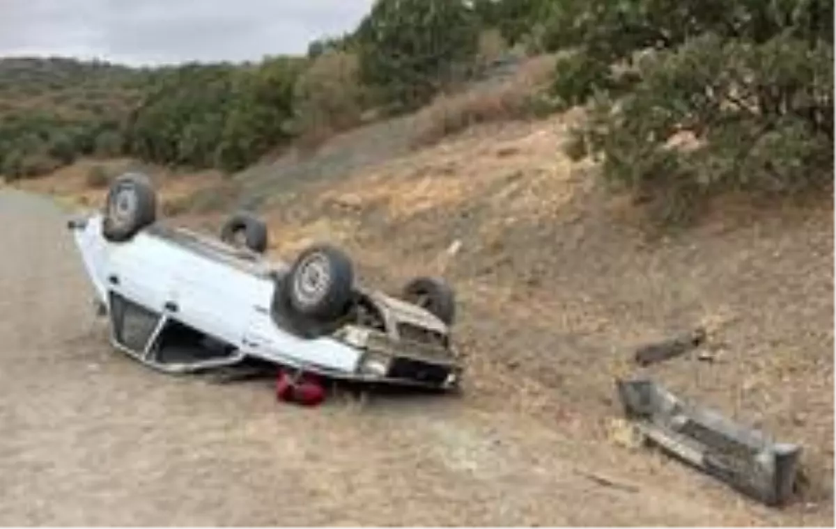 Otomobil köy yolunda devrildi: 1 ölü, 1 yaralı