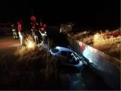 Otomobil su kanalına düştü: 2 yaralı Otomobil su kanalına düştü: 2 yaralı
