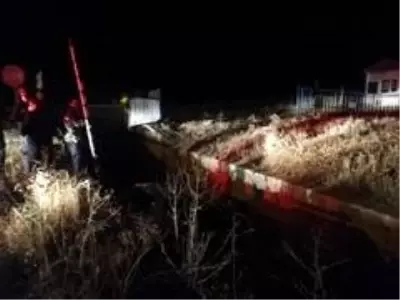 Otomobil su kanalına düştü: 2 yaralı Otomobil su kanalına düştü: 2 yaralı