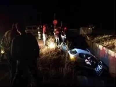 Otomobil su kanalına düştü: 2 yaralı Otomobil su kanalına düştü: 2 yaralı