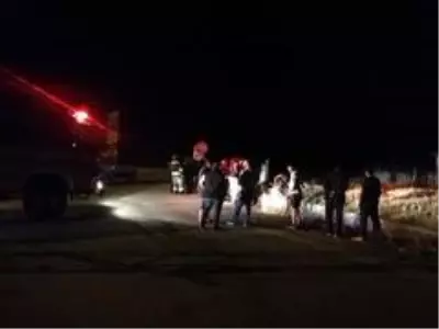 Otomobil su kanalına düştü: 2 yaralı Otomobil su kanalına düştü: 2 yaralı