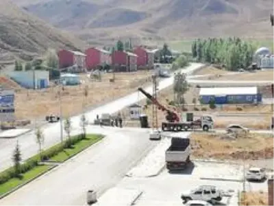 Otomobil su kanalına düştü: 2 yaralı Otomobil su kanalına düştü: 2 yaralı