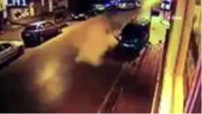 Pendik'te aracı ile caddeyi savaş alanına döndürdü...O anlar kamerada Pendik'te aracı ile caddeyi savaş alanına döndürdü...O anlar kamerada