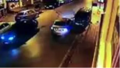 Pendik'te aracı ile caddeyi savaş alanına döndürdü...O anlar kamerada Pendik'te aracı ile caddeyi savaş alanına döndürdü...O anlar kamerada