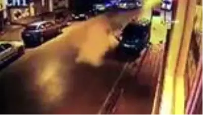 Pendik'te aracı ile caddeyi savaş alanına döndürdü...O anlar kamerada Pendik'te aracı ile caddeyi savaş alanına döndürdü...O anlar kamerada