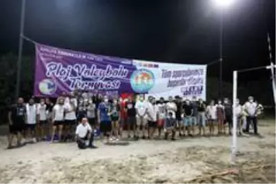 Plaj Voleybolu Turnuvasında kupaları Başkan Tarhan verdi Plaj Voleybolu Turnuvasında kupaları Başkan Tarhan verdi