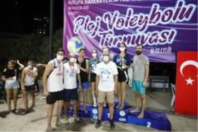 Plaj Voleybolu Turnuvasında kupaları Başkan Tarhan verdi Plaj Voleybolu Turnuvasında kupaları Başkan Tarhan verdi