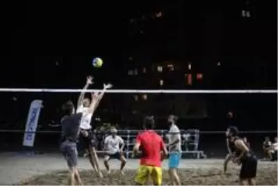 Plaj Voleybolu Turnuvasında kupaları Başkan Tarhan verdi Plaj Voleybolu Turnuvasında kupaları Başkan Tarhan verdi