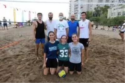 Plaj Voleybolu Turnuvasında kupaları Başkan Tarhan verdi Plaj Voleybolu Turnuvasında kupaları Başkan Tarhan verdi