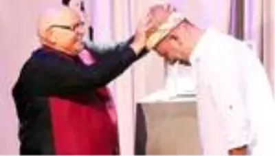 Rasim Öztekin, Hasan Efendi'nin kavuğunu, Şevket Çoruh'a devretti Rasim Öztekin, Hasan Efendi'nin kavuğunu, Şevket Çoruh'a devretti