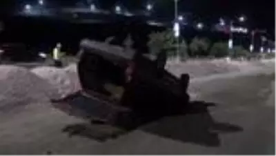 Refüje çarpan otomobil takla attı, sürücü yaralı kurtuldu Refüje çarpan otomobil takla attı, sürücü yaralı kurtuldu