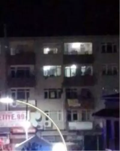 Sakarya'da bir binanın 4. katından atlayan kadının görüntüleri ortaya çıktı Sakarya'da bir binanın 4. katından atlayan kadının görüntüleri ortaya çıktı