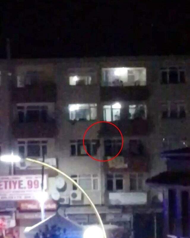 Sakarya'da bir binanın 4. katından atlayan kadının görüntüleri ortaya çıktı Sakarya'da bir binanın 4. katından atlayan kadının görüntüleri ortaya çıktı
