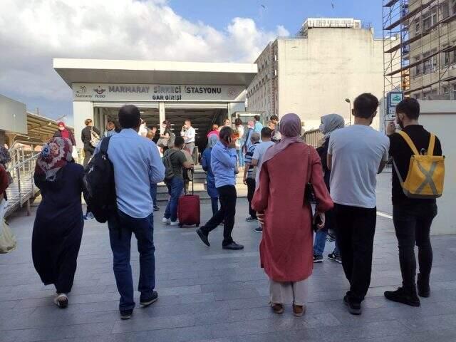 Son dakika: Yüksek gerilim hattındaki kablolar yandı! Marmaray seferleri çift yönlü durduruldu Son dakika: Yüksek gerilim hattındaki kablolar yandı! Marmaray seferleri çift yönlü durduruldu