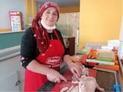 Suluova'da kadın kasap görenleri şaşırtıyor Suluova'da kadın kasap görenleri şaşırtıyor