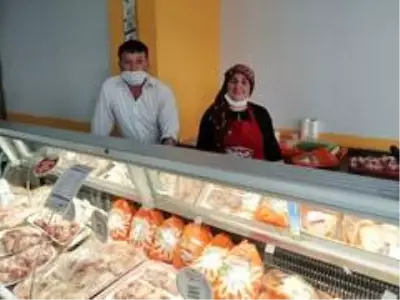 Suluova'da kadın kasap görenleri şaşırtıyor Suluova'da kadın kasap görenleri şaşırtıyor