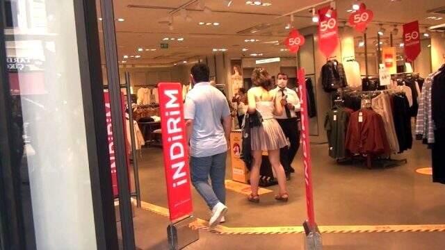 Taksim'de genç kadını taciz eden kişi hakkında yakalama kararı çıkarıldı Taksim'de genç kadını taciz eden kişi hakkında yakalama kararı çıkarıldı